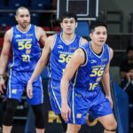 Kelly Williams z TNT Tropang Giga, Calvin Ophtana a Roger Pogoy počas záverečnej hry pohára Philipina PBA proti Magnolia Hotshots.