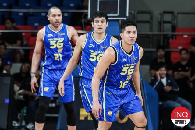 Kelly Williams z TNT Tropang Giga, Calvin Ophtana a Roger Pogoy počas záverečnej hry pohára Philipina PBA proti Magnolia Hotshots.