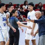 TNT Tropang 5G Coach Chot Reyes argumentuje s dôstojníkmi hry počas štvrťfinále filipínskeho pohára PBA proti Magnolia Hotshots.
