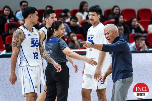 TNT Tropang 5G Coach Chot Reyes argumentuje s dôstojníkmi hry počas štvrťfinále filipínskeho pohára PBA proti Magnolia Hotshots.