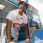 Chris Kamara tento týždeň vykreslil Burton's Fish N -Chips v Camden v Londýne