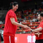 Zhang Ziyu z Číny (L) a gesto nálady predtým, ako sa hral proti Japonsku počas teplej hry pred hre Fiba Women Asia Cup v Xian, ústrednej provincii Shaanxi v Číne 18. júna 2025.