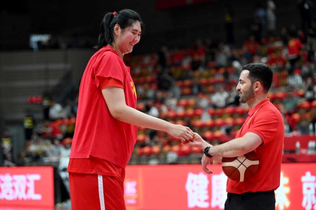 Zhang Ziyu z Číny (L) a gesto nálady predtým, ako sa hral proti Japonsku počas teplej hry pred hre Fiba Women Asia Cup v Xian, ústrednej provincii Shaanxi v Číne 18. júna 2025.