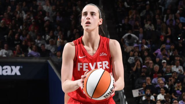 Clark sa snaží nájsť rytmus, zatiaľ čo 13-bodová horúčica sa ohýba proti Valkyries

