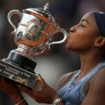 Coco Gauff, Aryna Sabalenka porazila dievča v thrilleri, aby zdvihla francúzsky vonkajší titul