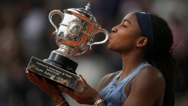 Coco Gauff, Aryna Sabalenka porazila dievča v thrilleri, aby zdvihla francúzsky vonkajší titul

