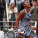 Coco Gauff oslavuje po víťazstve na francúzskom Open.