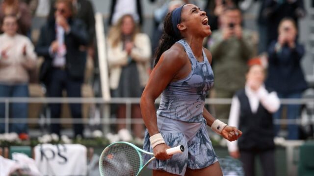 Coco Gauff oslavuje po víťazstve na francúzskom Open.
