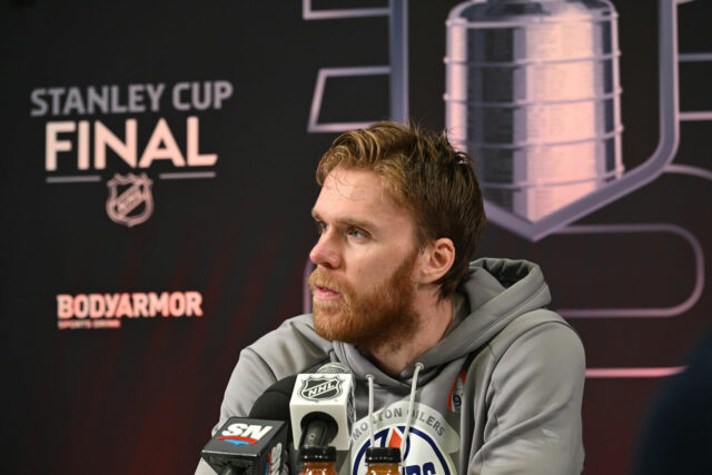 Connor McDavid odhaľuje pamäť Sidney Crosby, ktorý zapálil svoj sen, aby zdvihol Stanley Cup

