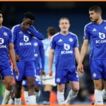 Conor Coady tlieska fanúšikom počas otepľovania pred zápasom Leicester City