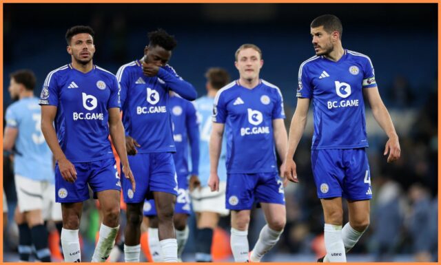 Conor Coady tlieska fanúšikom počas otepľovania pred zápasom Leicester City