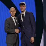Coope Flagg, napravo, je pre fotografiu s kurátorom NBA, Adamom Silverom, po tom, čo ho prvýkrát vybral Dallas Mavericks v prvom kole basketbalového projektu NBA, streda 25. júna 2025 v New Yorku.