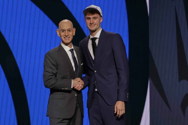 Coope Flagg, napravo, je pre fotografiu s kurátorom NBA, Adamom Silverom, po tom, čo ho prvýkrát vybral Dallas Mavericks v prvom kole basketbalového projektu NBA, streda 25. júna 2025 v New Yorku.