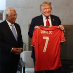 Donald Trump držal Cristiana Ronalda podpísanú košeľu.