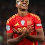 Lamine Yamal (obrázok) sa v nedeľu prvýkrát podelí o pole s Cristianom Ronaldom