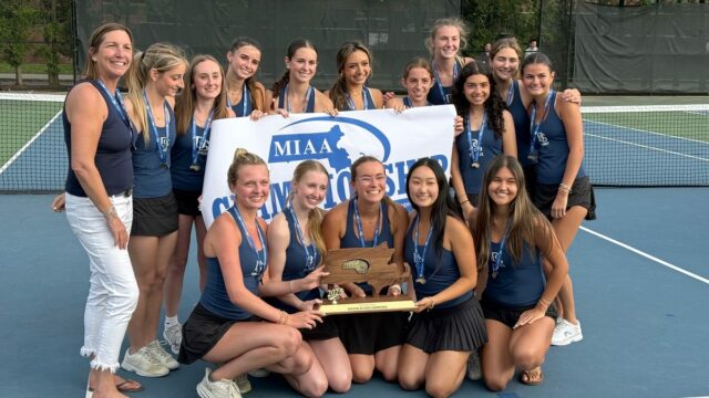 DS Girls Tennis Down Vineyard od Martha, aby vyhral štátny titul D3

