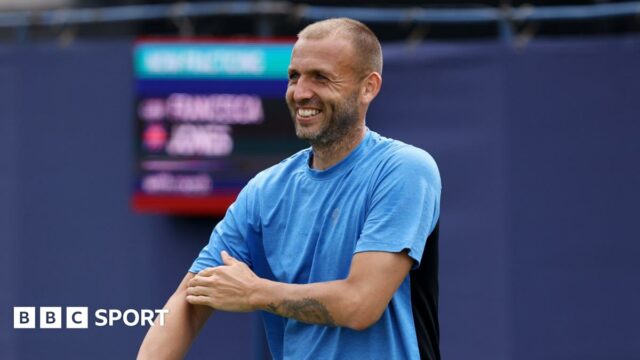 Dan Evans plays a backhand