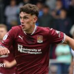 Jack Draper points to the home fans at Queen's