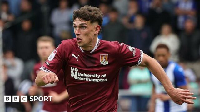 Jack Draper points to the home fans at Queen's