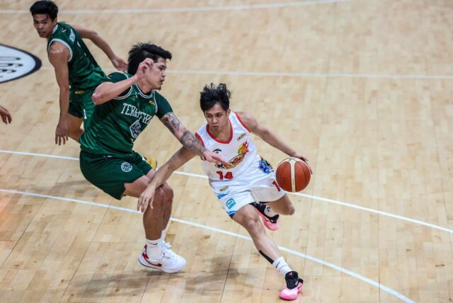 Andrei Caracut, z dažďa alebo jasu, počas hry filipínskeho pohára PBA proti Terrafir Dyip.