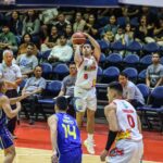 Dážď alebo lesk Elasto Painters 'Anton Asistio počas semifinále filipínskeho pohára PBA proti TNT Tropang 5G.