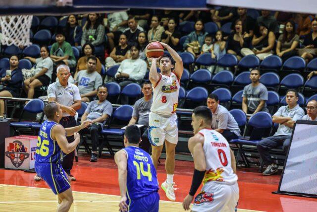 Dážď alebo lesk Elasto Painters 'Anton Asistio počas semifinále filipínskeho pohára PBA proti TNT Tropang 5G.