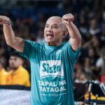 Tréner Rain alebo Shine Yeng Guiao počas štvrťfinálovej hry filipínskeho pohára PBA proti NLEX Road Warriors.