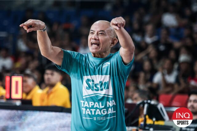 Tréner Rain alebo Shine Yeng Guiao počas štvrťfinálovej hry filipínskeho pohára PBA proti NLEX Road Warriors.