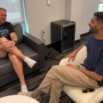Dean Smith (vľavo) hovorí s Aadamom Patelom z Mail Sport vo svojej kancelárii v Charlotte