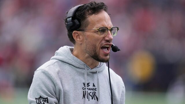 Delfíny -Coach Mike McDaniel Blunt o situácii Trade v Minicamp

