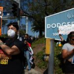 Demonštranti sa zhromažďujú na štadióne Dodger Uprostred zmrzliny v Los Angeles