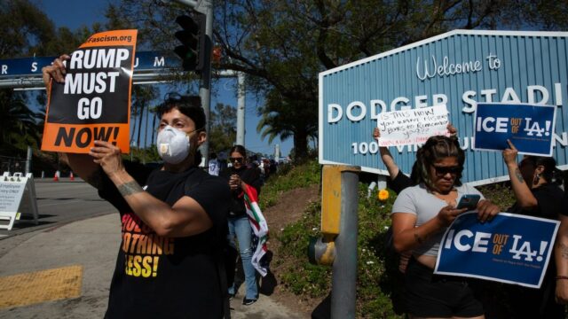 Demonštranti sa zhromažďujú na štadióne Dodger Uprostred zmrzliny v Los Angeles

