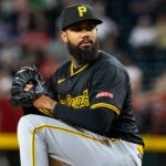 Dennis Santana Van Pirates Waves to Fan, ktorý „prešiel cez líniu“ v hre Tigers