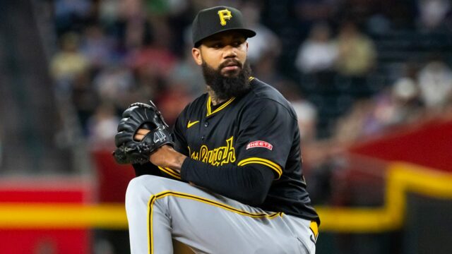 Dennis Santana Van Pirates Waves to Fan, ktorý „prešiel cez líniu“ v hre Tigers

