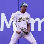 Denzel Clarke Van Athletics robí úlovok roka, Robs Angels of Home Run