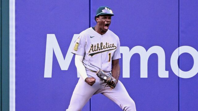 Denzel Clarke Van Athletics robí úlovok roka, Robs Angels of Home Run

