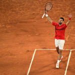 Srbian's Novak Djokovic oslavuje po víťazstve Alexandra Zvereva z Nemecka na konci štvrťročného štvrťročného štvrťročného dňa francúzskeho turnaja Francúzskeho tenisového tenisového turnaja 4. júna 2025. ((