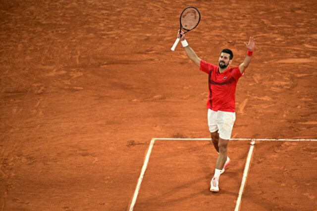 Srbian's Novak Djokovic oslavuje po víťazstve Alexandra Zvereva z Nemecka na konci štvrťročného štvrťročného štvrťročného dňa francúzskeho turnaja Francúzskeho tenisového tenisového turnaja 4. júna 2025. ((