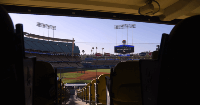 Dodgers, ktorý pozerá na bezpečnosť štadióna po tom, čo kus betónu padá na ventilátor

