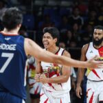 Don Trollano de San Miguel Bemen počas hry filipínskeho pohára PBA proti Meralco Bolts.