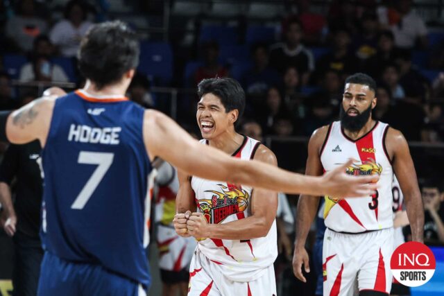 Don Trollano de San Miguel Bemen počas hry filipínskeho pohára PBA proti Meralco Bolts.