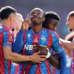 Eberechi Eze oslavuje cieľ, že Crystal Palace vyhral finále FA Cupu minulú sezónu