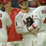 Dvaja homári Christian Moore pomáhajú anjelom zhromaždiť sa, aby porazili Red Sox
