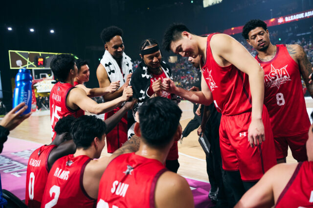 B.Leege's Imports, vrátane Filipino Starrs Ray Parks, Kiefer Ravena a Dwight Ramos počas zápasu B.League All -tars.
