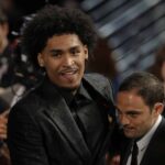 Dylan Harper reaguje po tom, ako ho San Antonio Spurs v prvom kole basketbalového projektu NBA, stredu 25. júna 2025, v New Yorku. Filipínsko-americký Filipínsky Filipíny