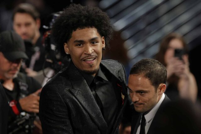 Dylan Harper reaguje po tom, ako ho San Antonio Spurs v prvom kole basketbalového projektu NBA, stredu 25. júna 2025, v New Yorku. Filipínsko-americký Filipínsky Filipíny