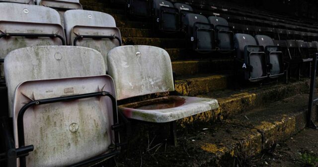EFL Stadium gauche abandonné présente toujours un panneau montrant à quel point le football bon marché était
