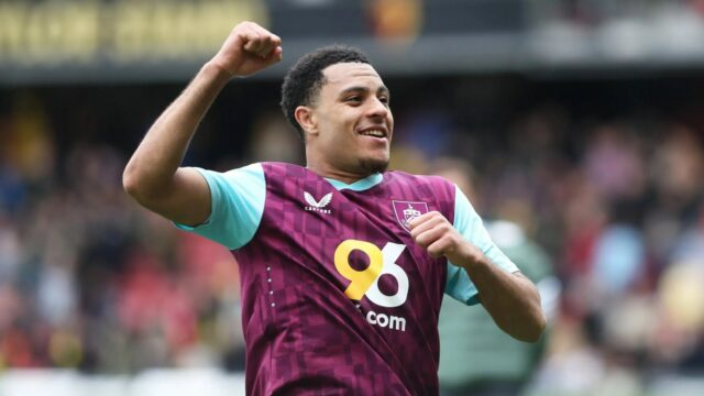 Egan-Riley bol súčasťou strany Burnley, ktorá získala povýšenie do Premier League