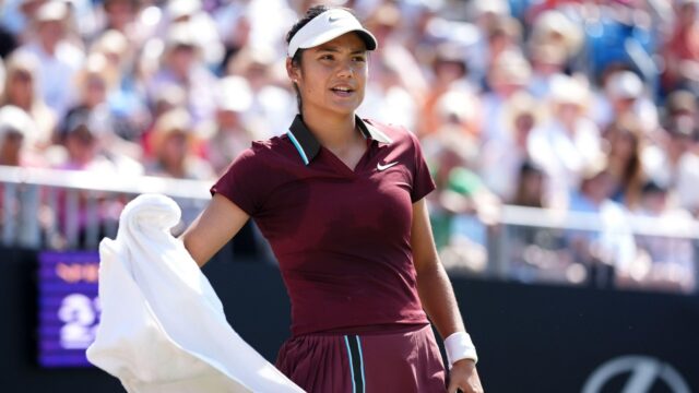 Emma Radacanu posiela Wimbledonovu správu ako zranenia hlavy na hlavách vo Eastbourne

