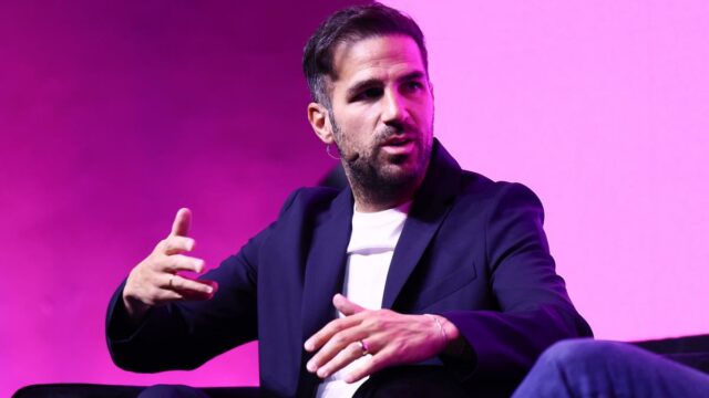 Fabregas uzatvára špekulácie medzi a sľubom pokračuje do COMO


